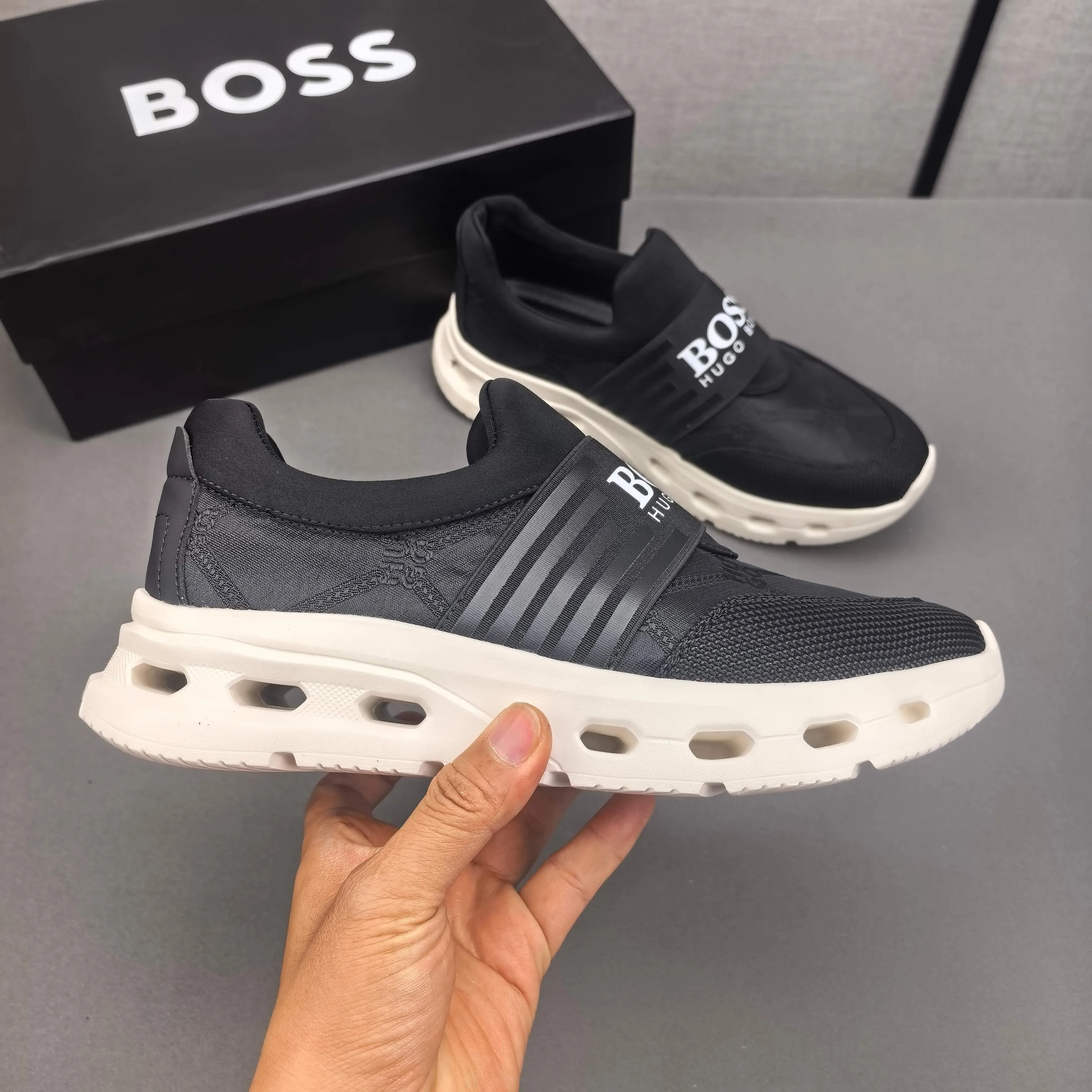 PP420❣️❣️❣️BOSS’s new 🆕low-top casual sneakers, made of breathable mesh, with brand signature details on the shoe collar to enhance style. Fashionable and versatile, it can complement any look. With a sophisticated design that is both dynamic and modern, this new must-have shoe adds a new dimension to Dior's legacy, displaying modern elegance. Men's shoes 38-44 45🉑️customized